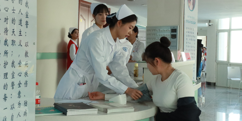 醫學系開展“弘揚雷鋒精神·傳承中醫文化”學雷鋒義診服務活動